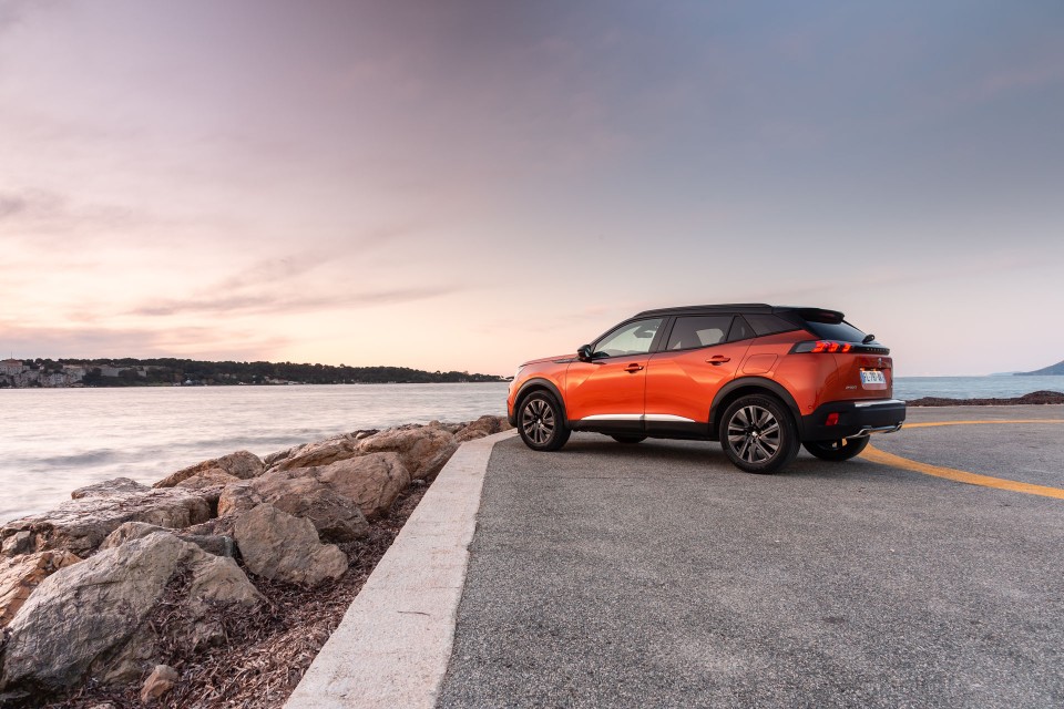Photo officielle Peugeot 2008 II GT Orange Fusion - Essais press