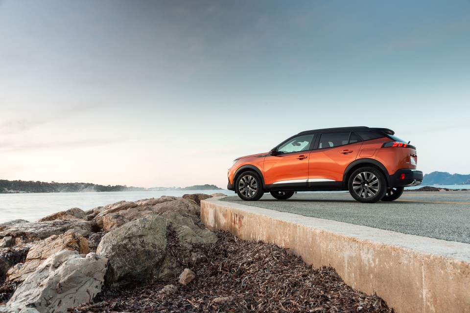Photo officielle Peugeot 2008 II GT Orange Fusion - Essais press