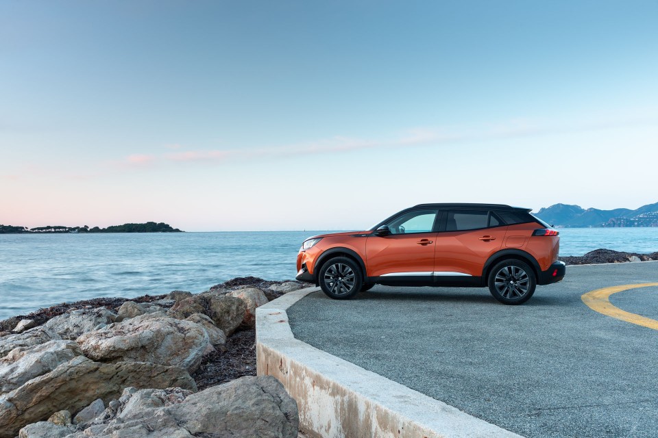 Photo officielle Peugeot 2008 II GT Orange Fusion - Essais press