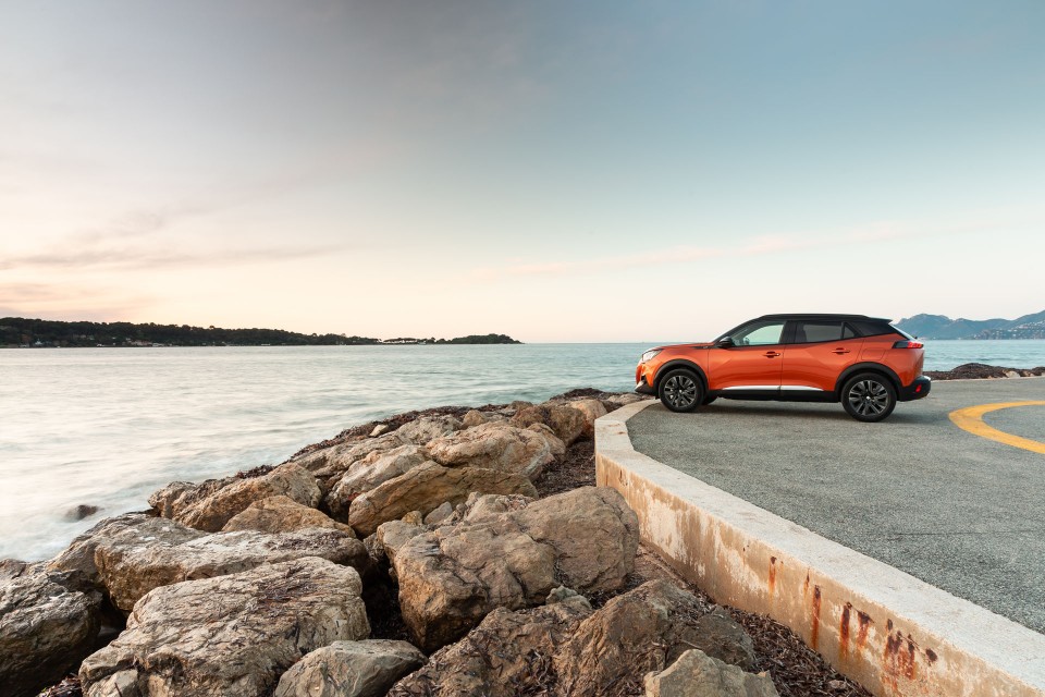 Photo officielle Peugeot 2008 II GT Orange Fusion - Essais press