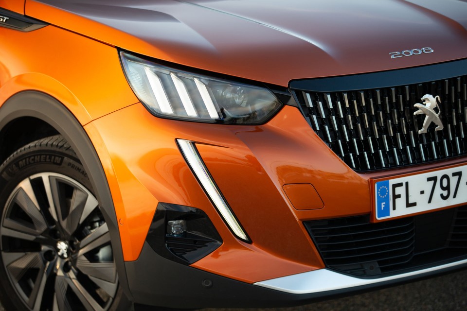 Photo officielle Peugeot 2008 II GT Orange Fusion - Essais press