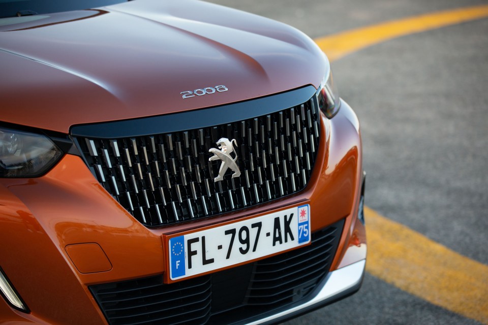Photo officielle Peugeot 2008 II GT Orange Fusion - Essais press