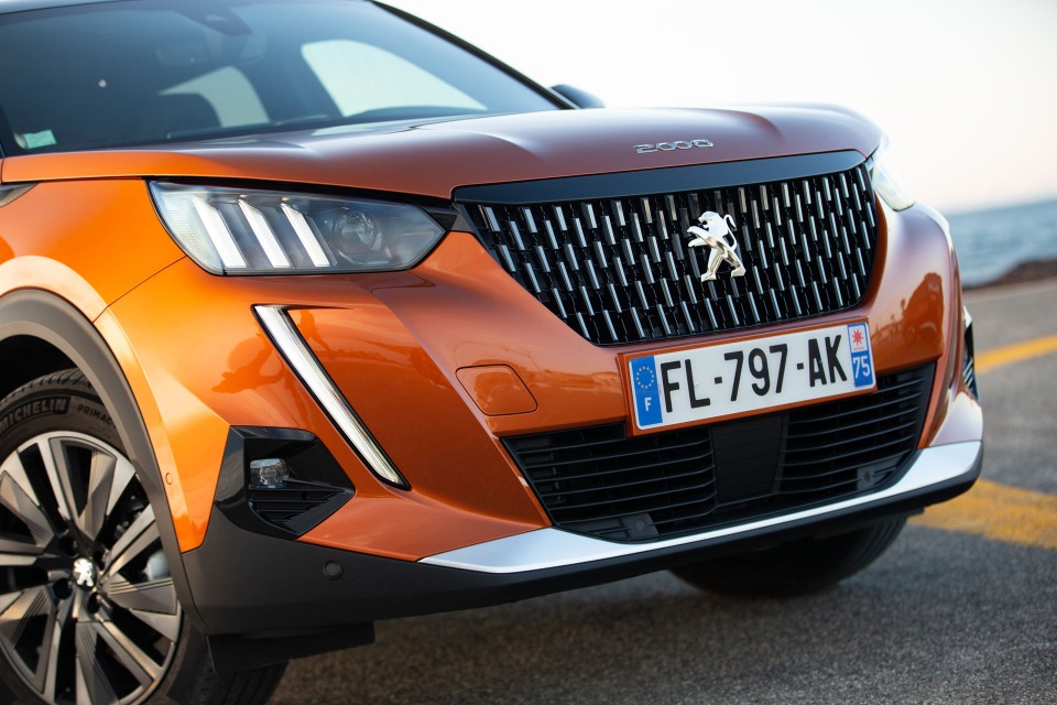 Photo officielle Peugeot 2008 II GT Orange Fusion - Essais press