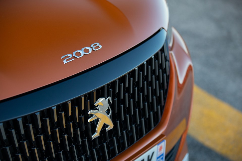 Photo officielle Peugeot 2008 II GT Orange Fusion - Essais press