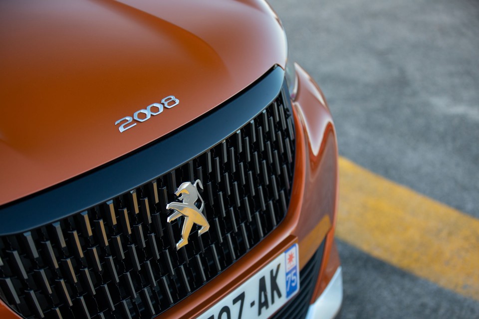 Photo officielle Peugeot 2008 II GT Orange Fusion - Essais press