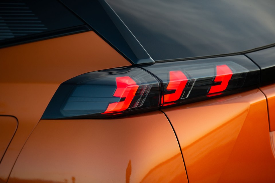 Photo officielle Peugeot 2008 II GT Orange Fusion - Essais press