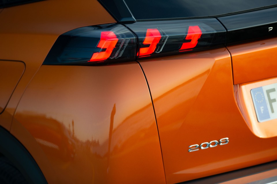 Photo officielle Peugeot 2008 II GT Orange Fusion - Essais press