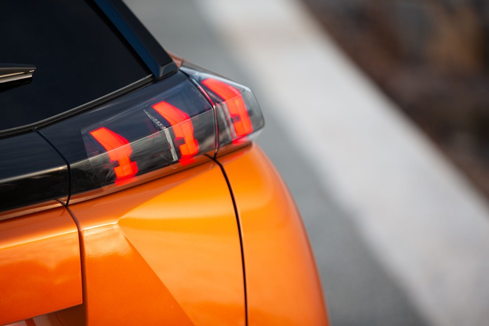 Photo officielle Peugeot 2008 II GT Orange Fusion - Essais press