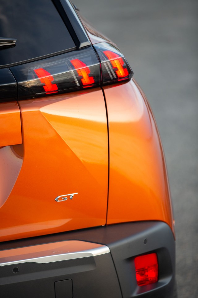 Photo officielle Peugeot 2008 II GT Orange Fusion - Essais press