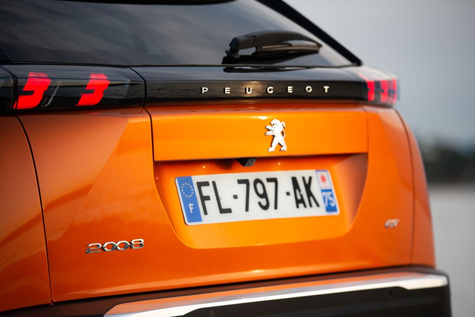 Photo officielle Peugeot 2008 II GT Orange Fusion - Essais press