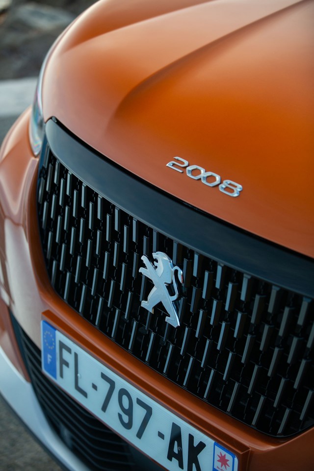 Photo officielle Peugeot 2008 II GT Orange Fusion - Essais press