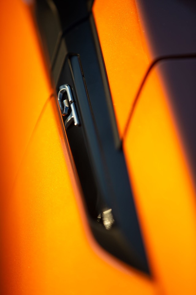 Photo officielle Peugeot 2008 II GT Orange Fusion - Essais press