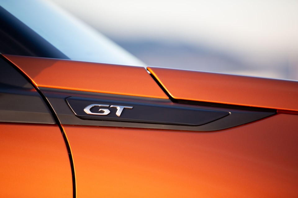 Photo officielle Peugeot 2008 II GT Orange Fusion - Essais press