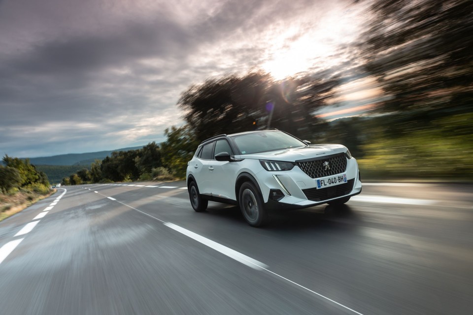 Photo officielle Peugeot 2008 II GT Line Blanc Nacré - Essais p