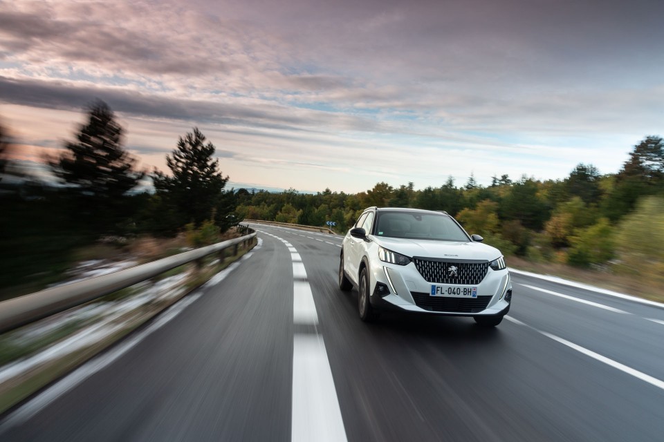 Photo officielle Peugeot 2008 II GT Line Blanc Nacré - Essais p