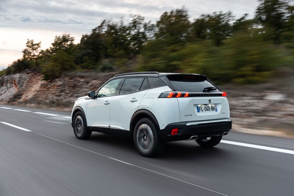 Photo officielle Peugeot 2008 II GT Line Blanc Nacré - Essais p