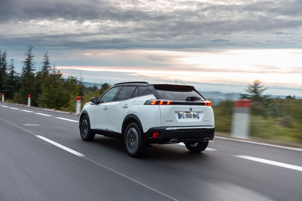 Photo officielle Peugeot 2008 II GT Line Blanc Nacré - Essais p