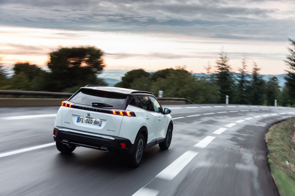 Photo officielle Peugeot 2008 II GT Line Blanc Nacré - Essais p