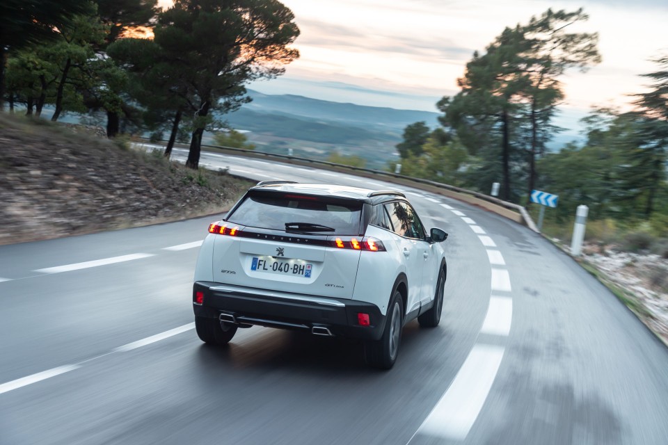 Photo officielle Peugeot 2008 II GT Line Blanc Nacré - Essais p