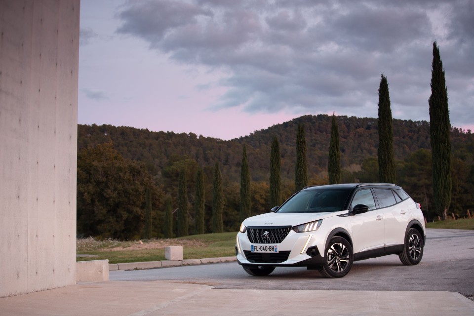 Photo officielle Peugeot 2008 II GT Line Blanc Nacré - Essais p