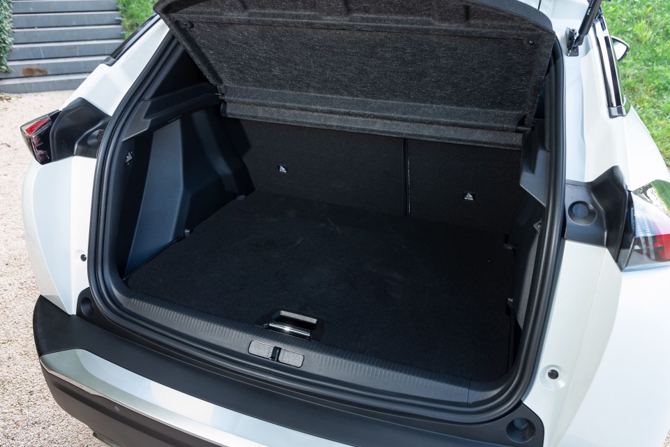 Photo officielle Peugeot 2008 II GT Line Blanc Nacré - Essais p