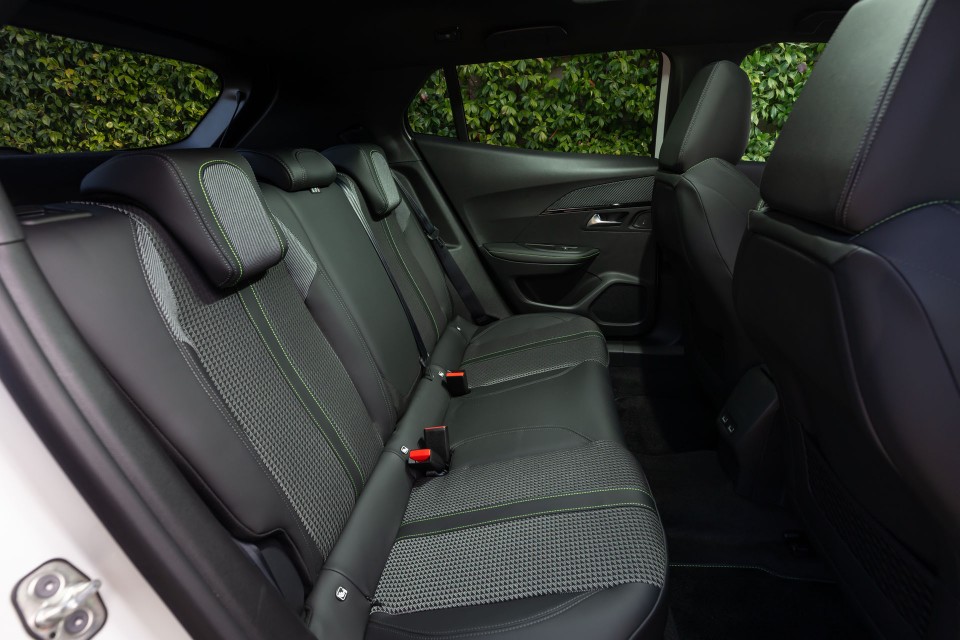 Photo officielle Peugeot 2008 II GT Line Blanc Nacré - Essais p