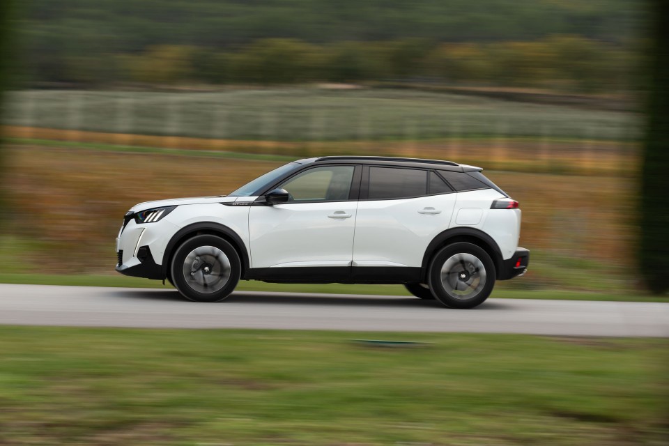 Photo officielle Peugeot 2008 II GT Line Blanc Nacré - Essais p