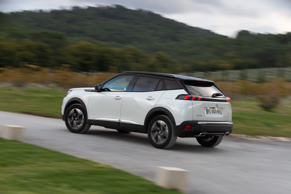 Photo officielle Peugeot 2008 II GT Line Blanc Nacré - Essais p