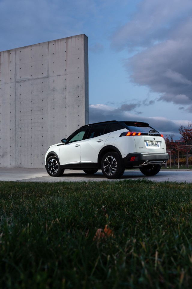 Photo officielle Peugeot 2008 II GT Line Blanc Nacré - Essais p