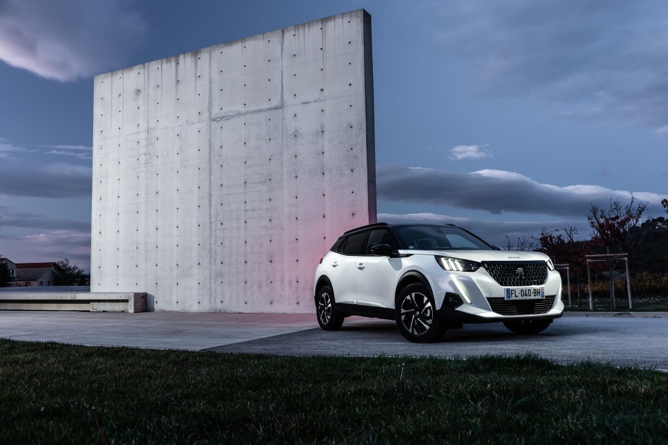 Photo officielle Peugeot 2008 II GT Line Blanc Nacré - Essais p