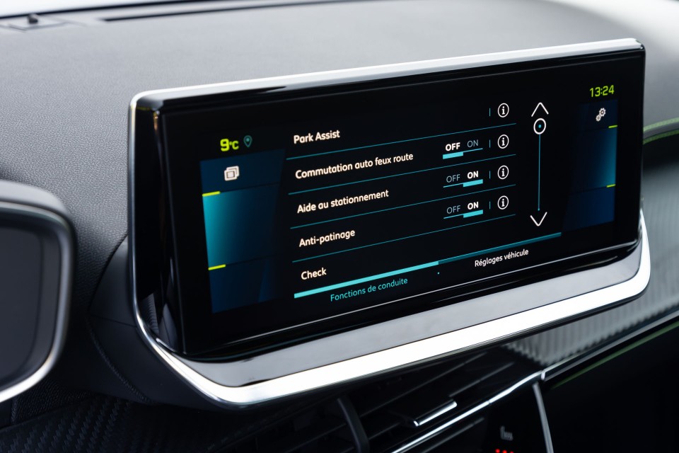 Photo officielle Peugeot e-2008 GT Blanc Nacré - Essais presse