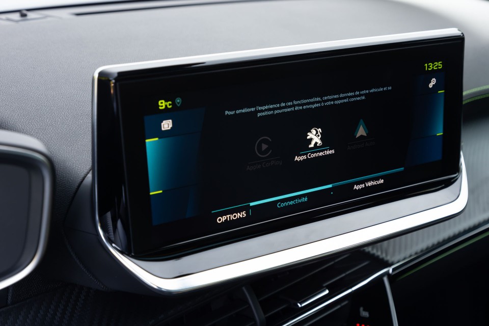 Photo officielle Peugeot e-2008 GT Blanc Nacré - Essais presse