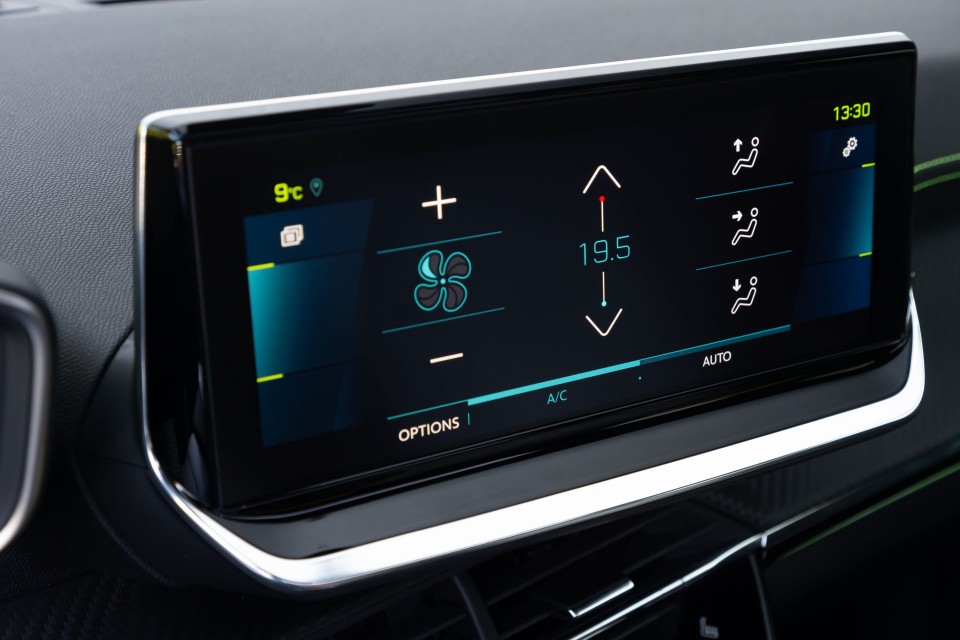 Photo officielle Peugeot e-2008 GT Blanc Nacré - Essais presse