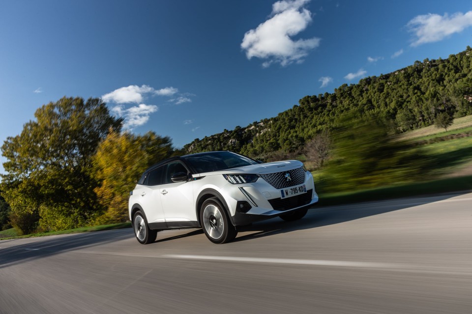 Photo officielle Peugeot e-2008 GT Blanc Nacré - Essais presse