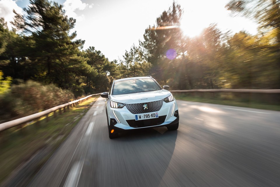 Photo officielle Peugeot e-2008 GT Blanc Nacré - Essais presse