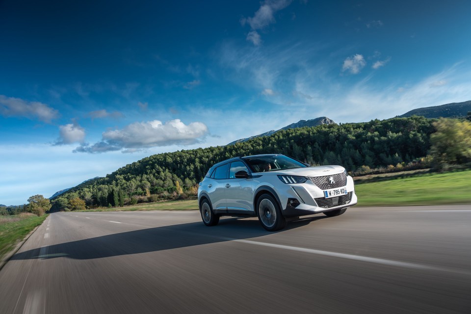 Photo officielle Peugeot e-2008 GT Blanc Nacré - Essais presse