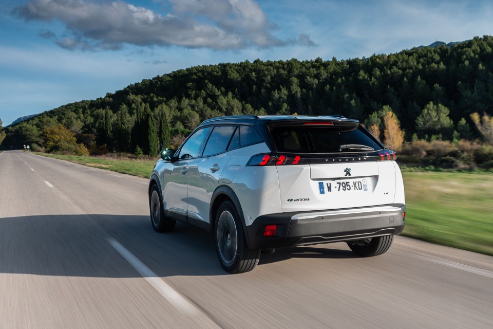 Photo officielle Peugeot e-2008 GT Blanc Nacré - Essais presse