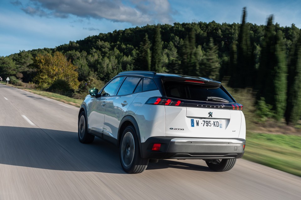 Photo officielle Peugeot e-2008 GT Blanc Nacré - Essais presse