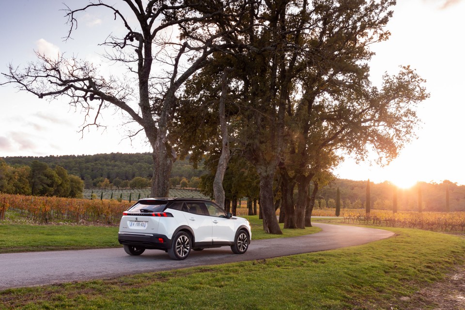 Photo officielle Peugeot e-2008 GT Blanc Nacré - Essais presse