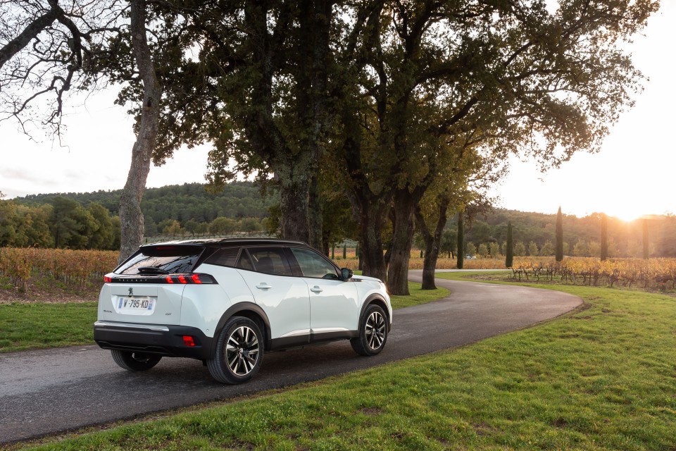 Photo officielle Peugeot e-2008 GT Blanc Nacré - Essais presse