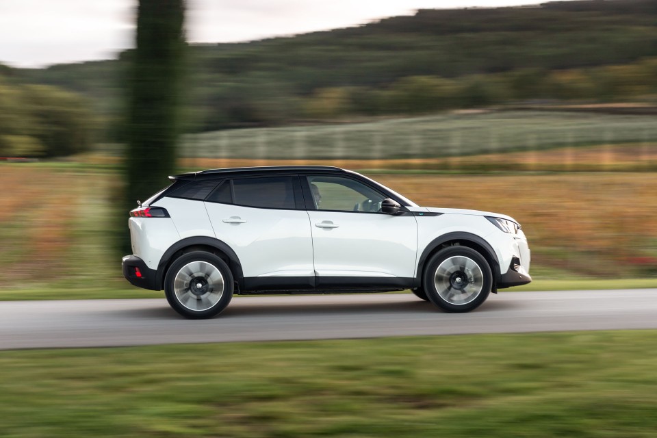 Photo officielle Peugeot e-2008 GT Blanc Nacré - Essais presse