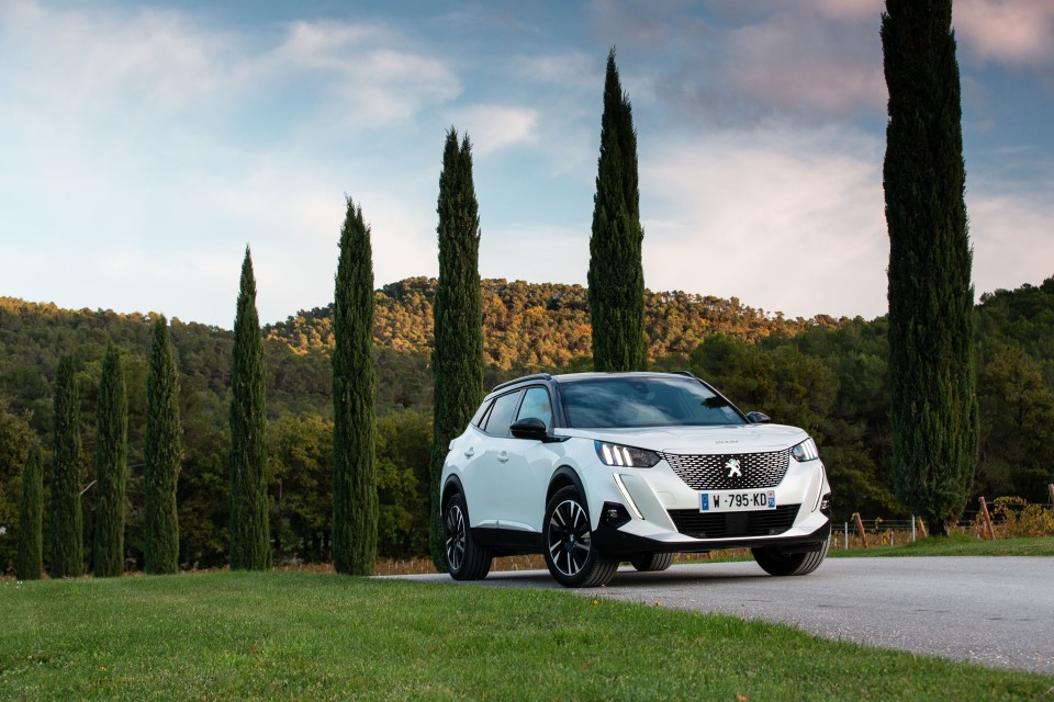 Photo officielle Peugeot e-2008 GT Blanc Nacré - Essais presse