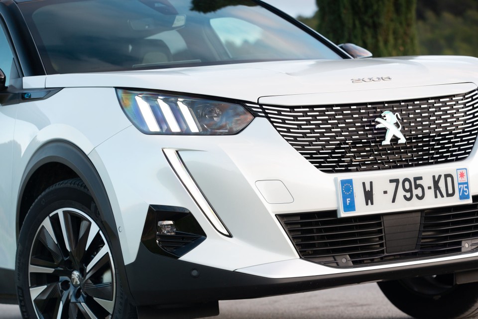 Photo officielle Peugeot e-2008 GT Blanc Nacré - Essais presse