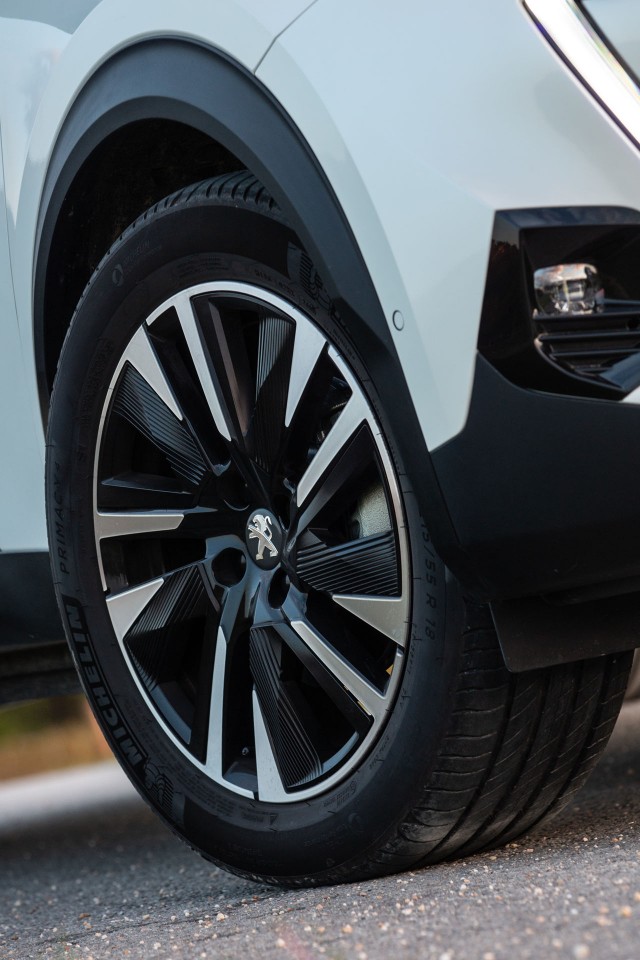 Photo officielle Peugeot e-2008 GT Blanc Nacré - Essais presse