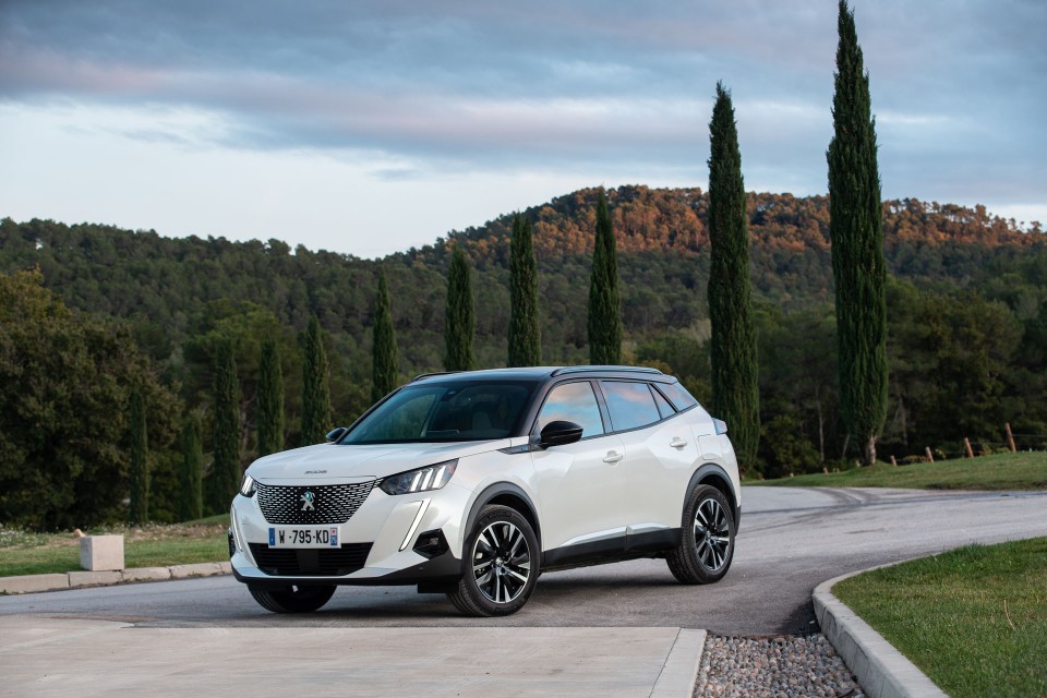 Photo officielle Peugeot e-2008 GT Blanc Nacré - Essais presse