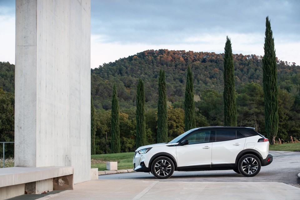 Photo officielle Peugeot e-2008 GT Blanc Nacré - Essais presse