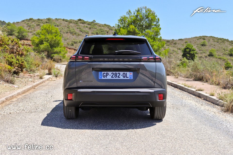 Photo face arrière Peugeot e-2008 II restylée Allure Electrique 156 (2023)