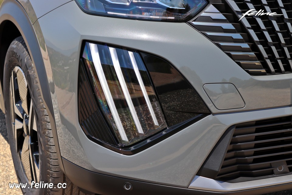 Photo signature lumineuse griffes LED Peugeot e-2008 II restylée Allure Electrique 156 (2023)