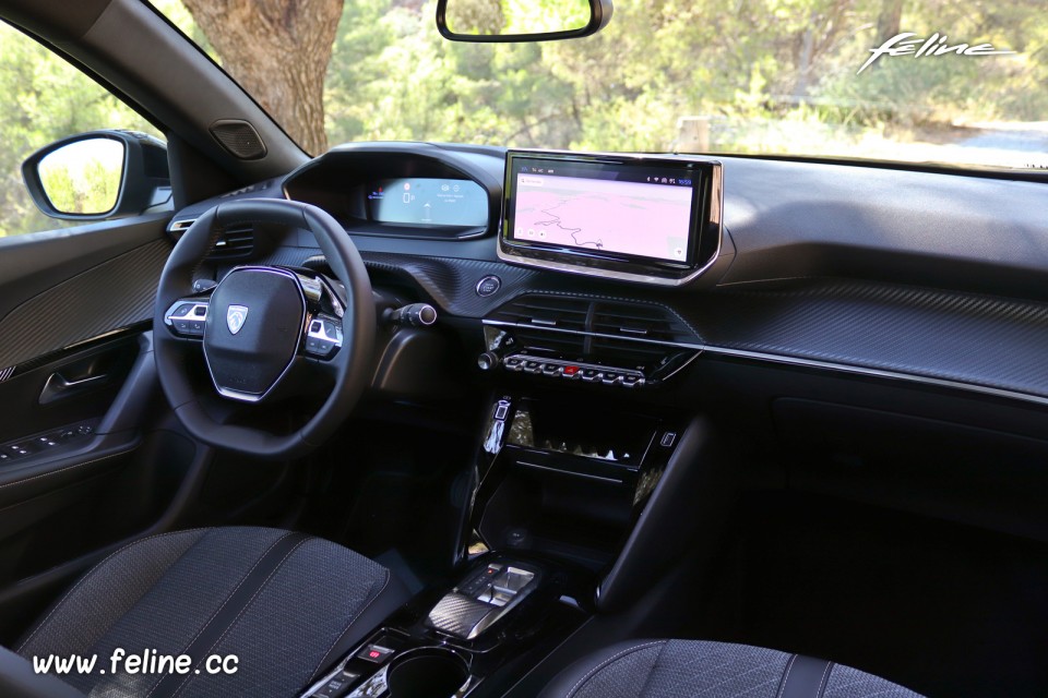 Photo intérieur i-Cockpit Peugeot e-2008 II restylée Allure Electrique 156 (2023)