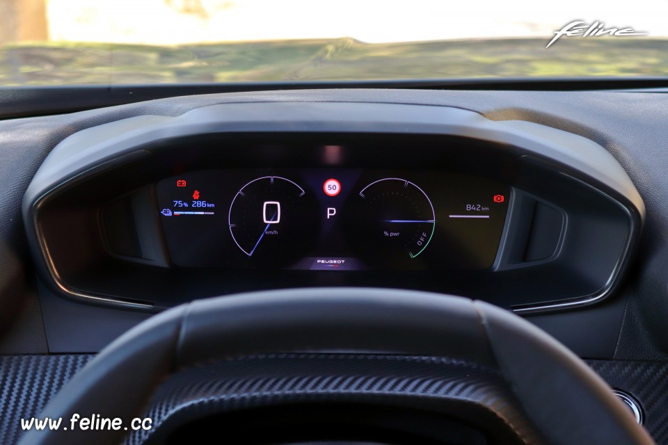 Photo combiné numérique i-Cockpit Peugeot e-2008 II restylée Allure Electrique 156 (2023)